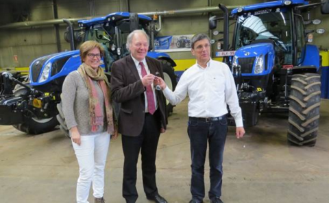 Hooibeekhoeve neemt 2 nieuwe, hypermoderne tractors in gebruik