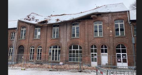 Dak leegstaande vleugel De Zwaan begeeft onder sneeuwdruk