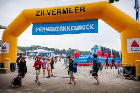 Bangelijke affiche met Camille en Sikudhani voor feesteditie Pennenzakkenrock