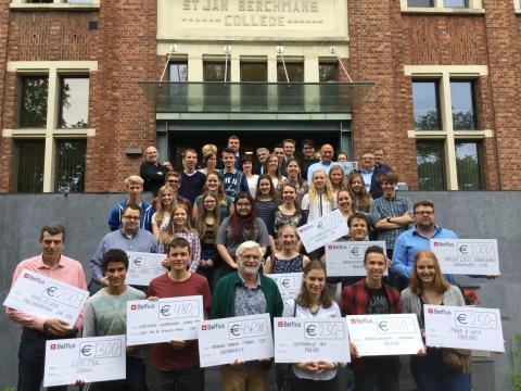 leerlingen SJB Mol delen cheques goede doelen uit